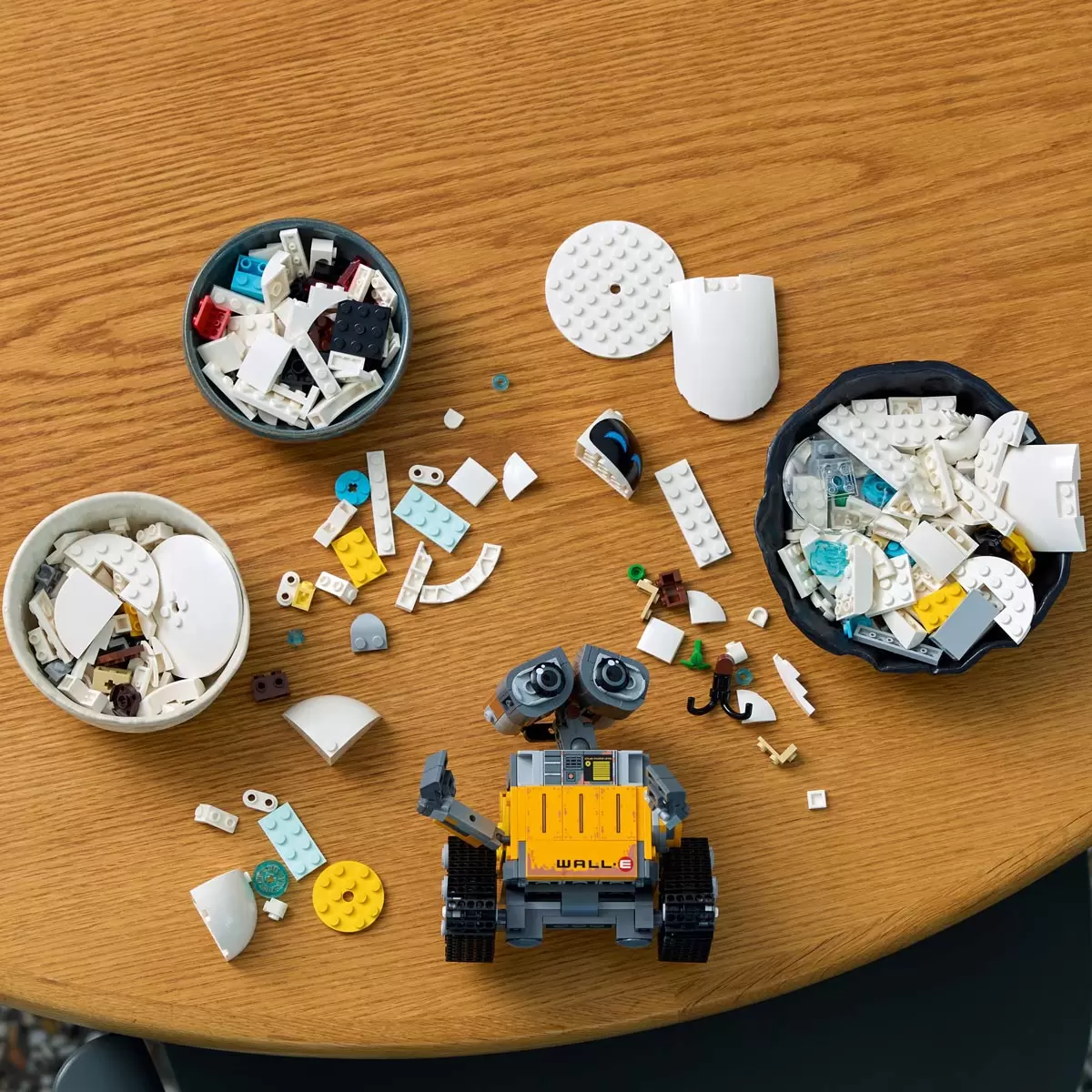 LEGO Disney Pixar Wall-e and Eve - Model 43279 (18+ Years) - Image 2